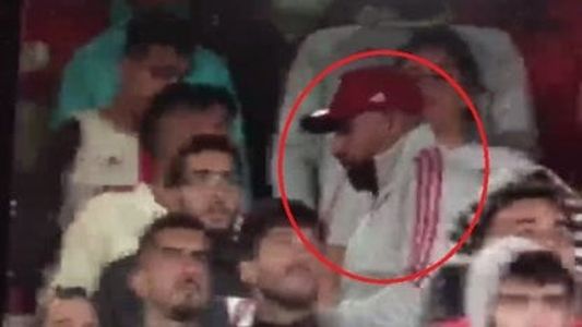 ¡Indignante! El video del barra de River con la bengala marina en el Superclásico