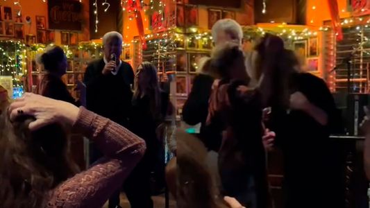 Terrible video del momento en el que no aguanto los celos y agarró a una mujer de los pelos