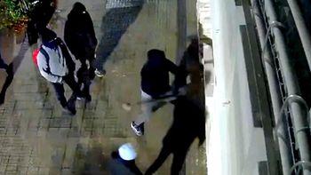 Todo grabado: al grito de policía, un grupo de delincuentes quiso entrar a los mazazos a una casa en La Plata
