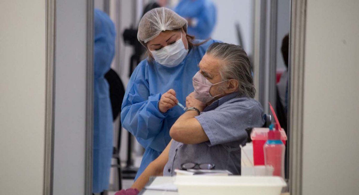 Inician la vacunación en mayores de 40 años en la Ciudad.