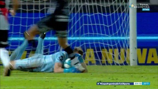 La polémica del partido: Armani dejó largo un rebote, Estudiantes (BA) puso el 1-1 contra River en el final, pero Vigliano lo anuló