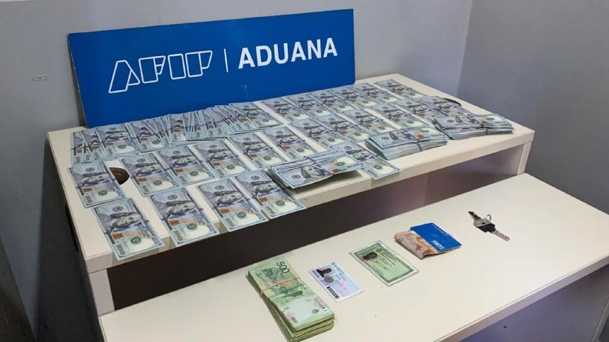 Todo el dinero se encontraba envuelto en bolsas de polietileno. (Foto: AFIP-Aduana)