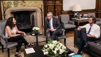 Alberto Fernández con la titular de la AFI, Cristina Caamaño y el ex jefe de Gabinete, Santiago Cafiero. Foto: Archivo Presidencia Alberto Fernández con la titular de la AFI, Cristina Caamaño y el ex jefe de Gabinete, Santiago Cafiero. Foto: Archivo Presidencia