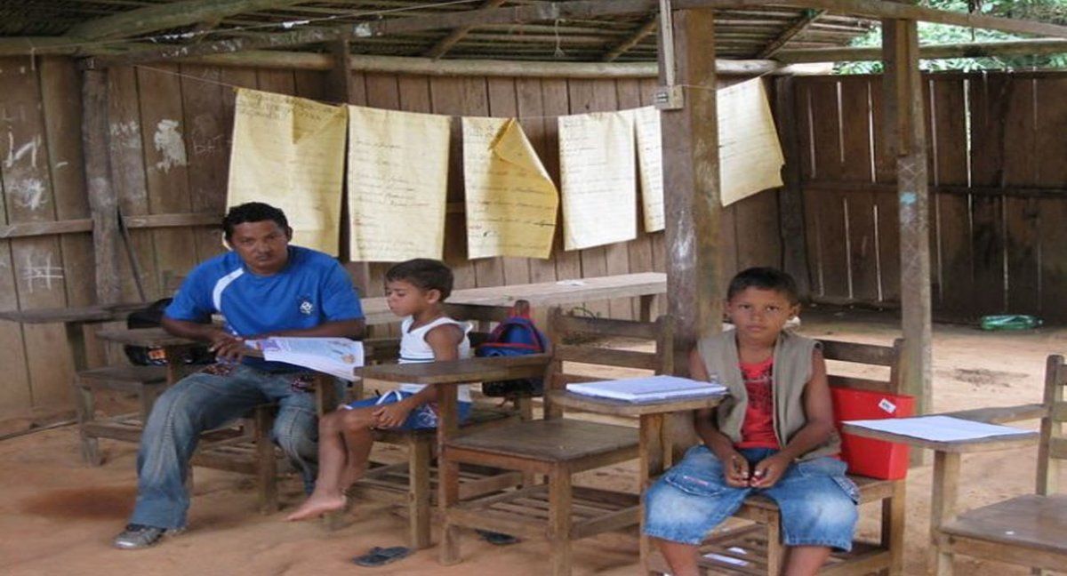 Dos niños y su maestro en una aldea indígena en la Amazonia brasileña. Invertir en la educación es el motor para reducir la desigualdad en América Latina y avanzar hacia un desarrollo sostenible en la pospandemia. (Foto: Mario Osava / IPS)