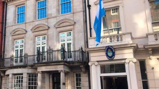 Argentinos en el exterior: largas filas en los consulados para votar por primera vez