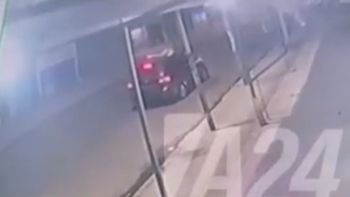 BRUTAL VIDEO: un policía atropelló y mató a una mamá que salió a comprar bengalitas para sus hijas. (Foto: captura de video)