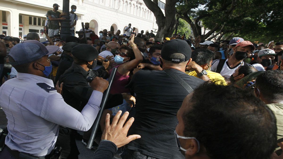 Agentes del orden interno de Cuba intentan contener a manifestantes contra el gobierno en el paseo del Prado, en La Habana. (Foto: Jorge Luis Baños / IPS)