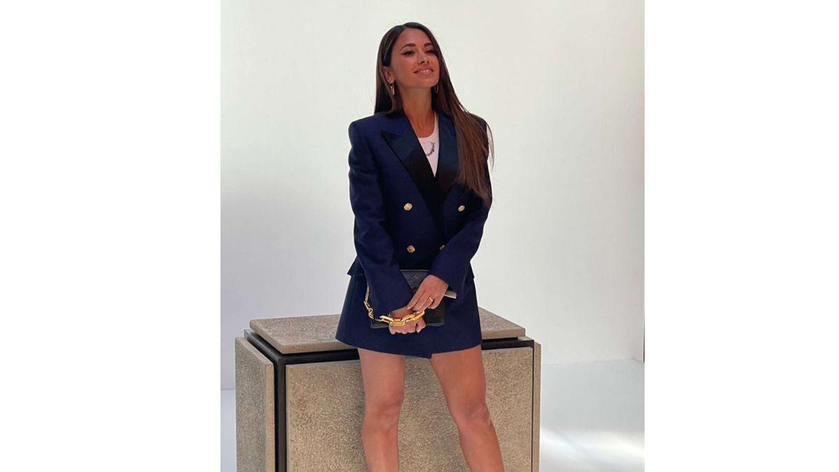 Antonela Roccuzzo luci&oacute; sus piernas en la primera fila del desfile de Louis Vuitton