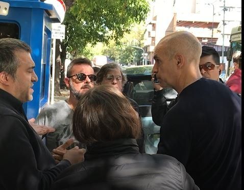 Taxistas le reclamaron a Rodríguez Larreta por UBER en la puerta de Radio La Red