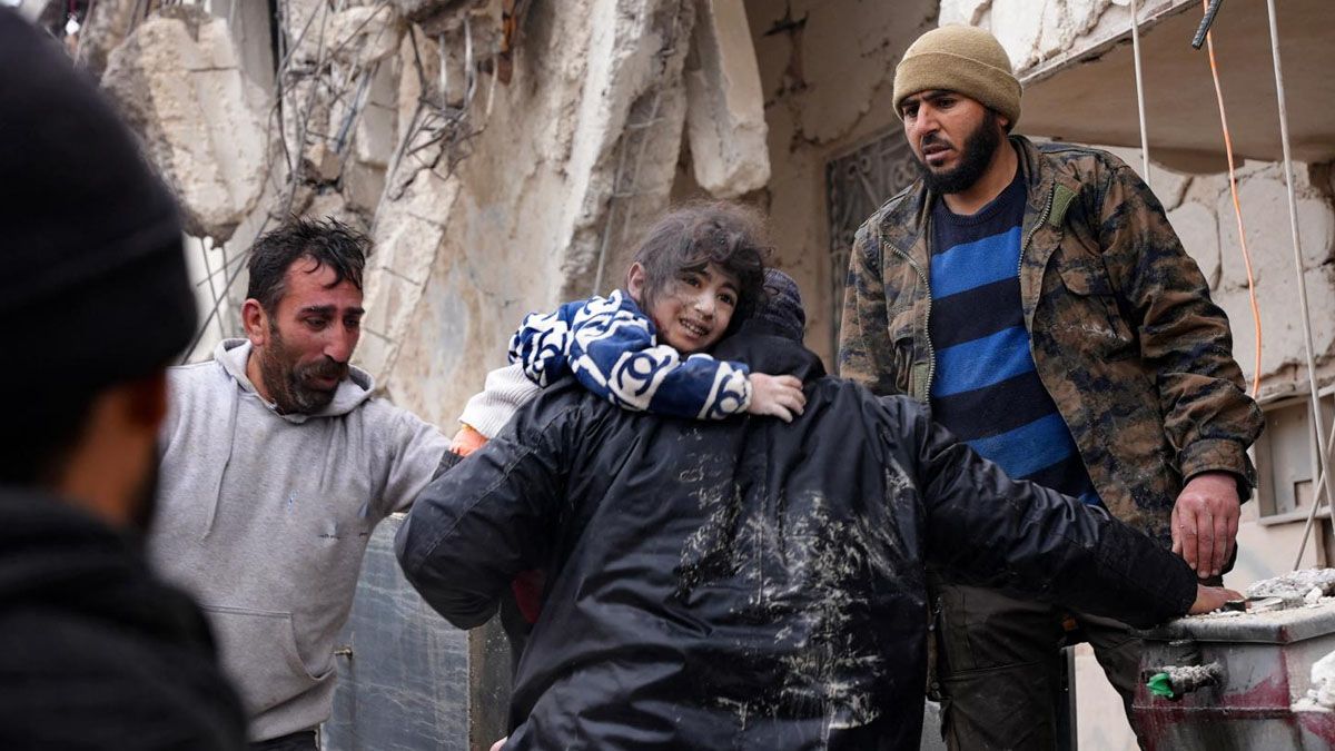 Un menor es rescatado en Siria, luego de pasar horas bajo los escombros (Foto: Gentileza Unicef)