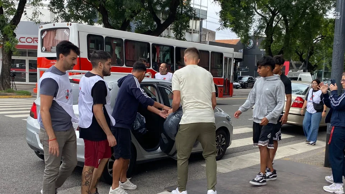 Pezzella ayudando con las donaciones.