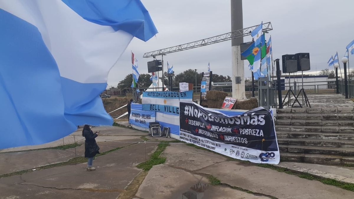 Los productores autoconvocados se congregaron en Bell Ville pese al intenso fr&iacute;o en C&oacute;rdoba.