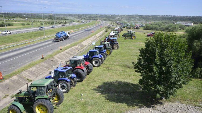 El gobierno entrerriano convocó a productores tras el tractorazo sobre la ruta nacional 12