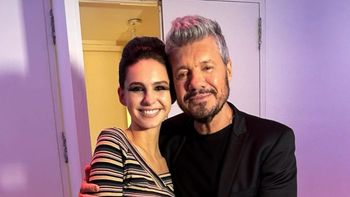 el apoyo incondicional de marcelo tinelli y paula robles a juanita en pleno desfile: el emotivo mensaje del conductor