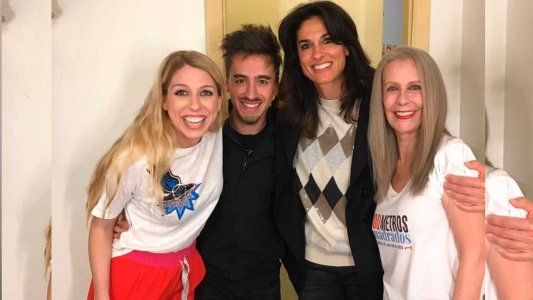 Visita sorpresa: Gabriela Sabatini fue a ver 100 Metros cuadrados y se tomó fotos con el elenco