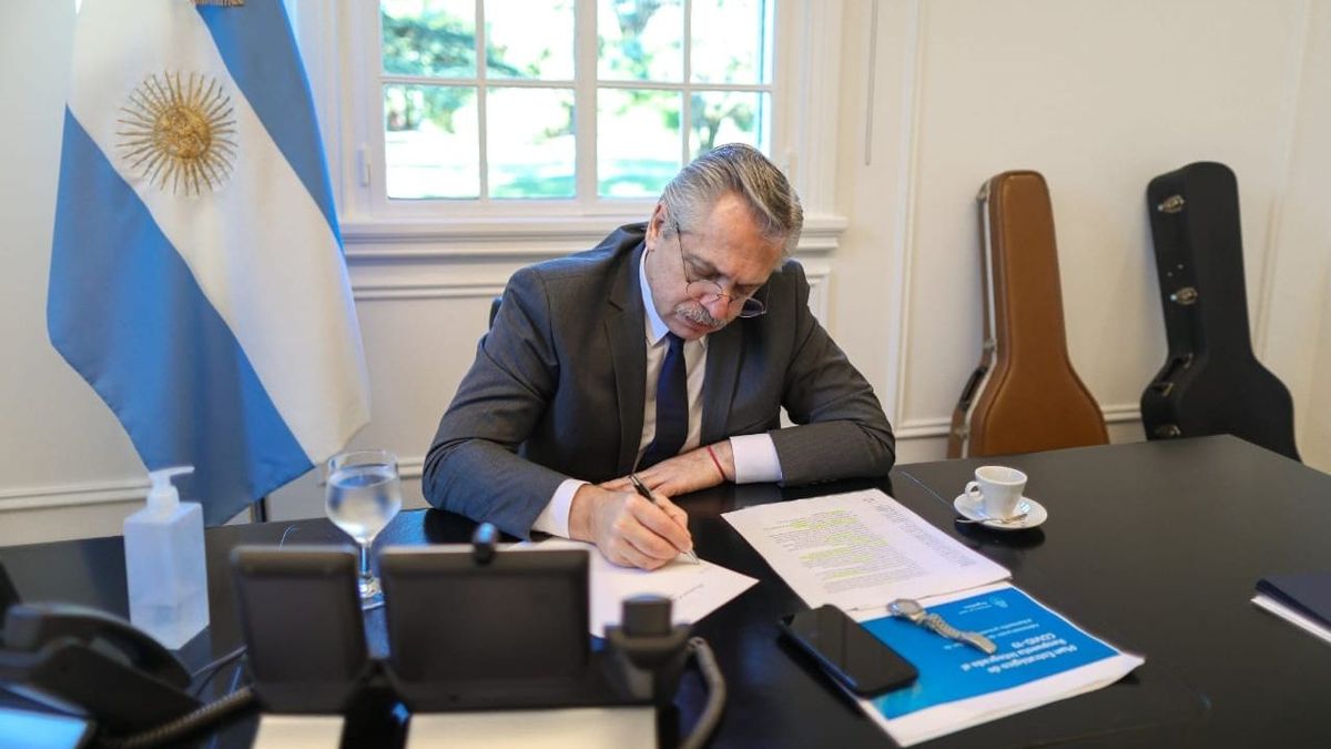 El presidente Alberto Fernández firma decreto que prorroga sesiones ordinarias hasta el 30 de diciembre y reabre discusión por eliminación de las Paso. Foto: Presidencia.
