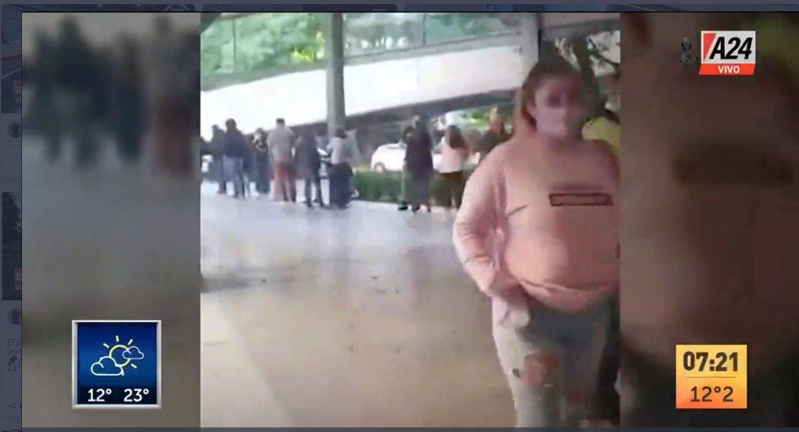 Larga fila en el Unicenter por las promociones de Falabella antes del cierre.