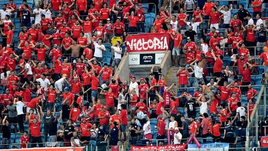 En medio de un duro enfrentamiento entre manifestantes y la barra del Rojo, murió un hincha de Independiente