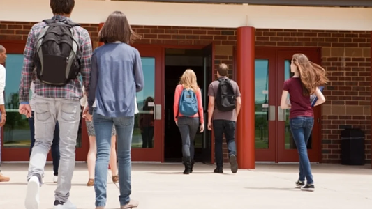 Le quitó el arma a su papá policía y la llevó a la escuela: cómo fue la reacción y cómo terminó el inusitado hecho