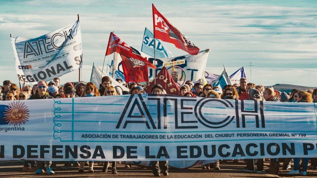 Los docentes de Chubut, contra el gobernador: Es denigrante que pida aumentarse el sueldo un 100%