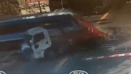 Video: brutal choque de un tren contra un camión volquete que cruzó con las barreras bajas