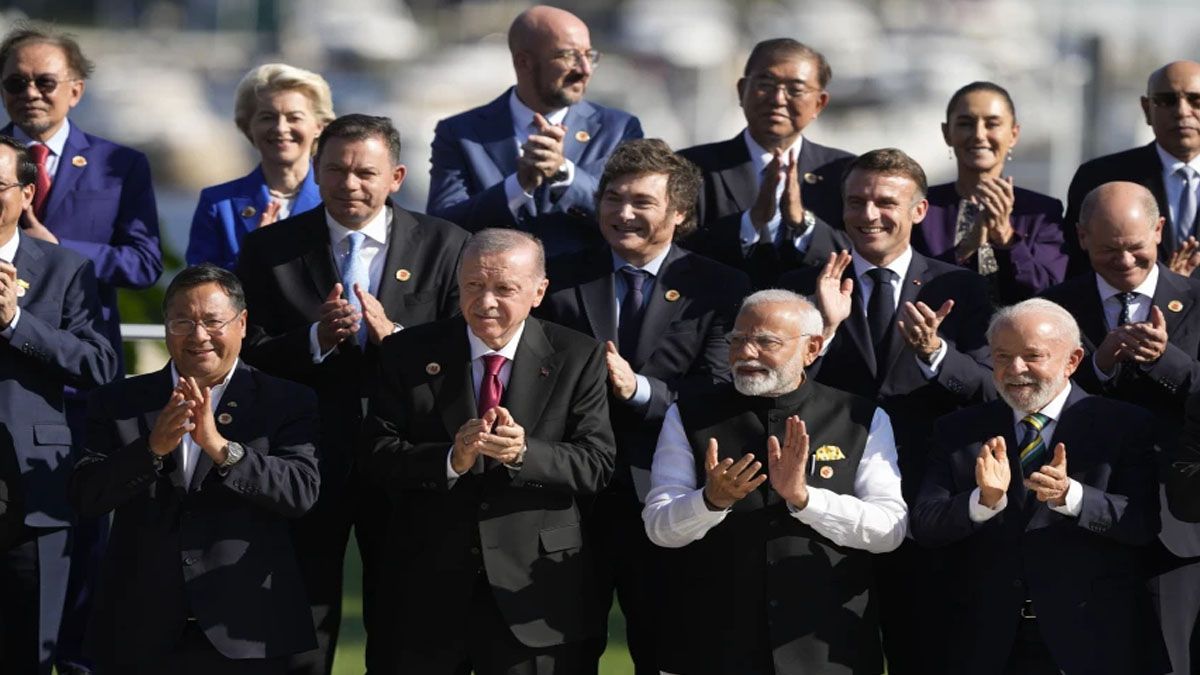 Javieer Milei, junto a Macron y cerca de Lula aplaude en la foto del primer día del G20. (Foto: G20)