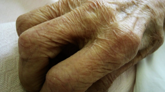 Horror en Ezpeleta: un hombre tenía cautiva a su madre, la maltrataba y le robaba la jubilación