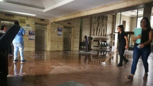 Piden extender la feria judicial en Comodoro Py por desborde cloacal y falta de limpieza en los baños