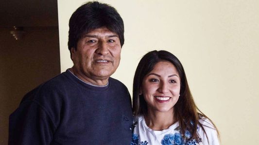Afirman que la hija de Evo Morales se vacunó antes de su turno