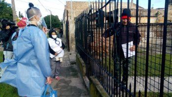 Puerta a puerta: ¿Cómo funciona la detección de casos en los barrios populares del conurbano?
