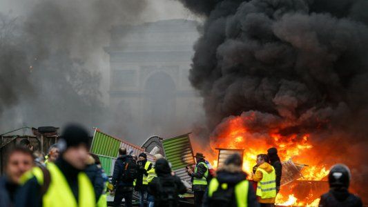 Crece la tensión en París: 183 detenidos y 80 heridos en las protestas contra Macron por la suba de combustibles