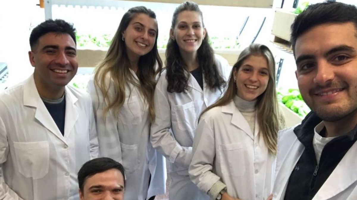 Guadalupe Murga (segunda desde la derecha) y parte del equipo de Sylvarum.