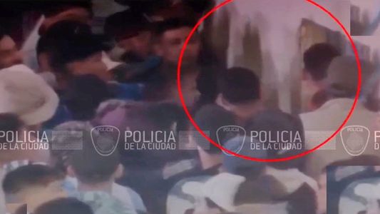 A mazazos y patadas: así rompió un grupo de hinchas la puerta del Obelisco para ver a la Selección