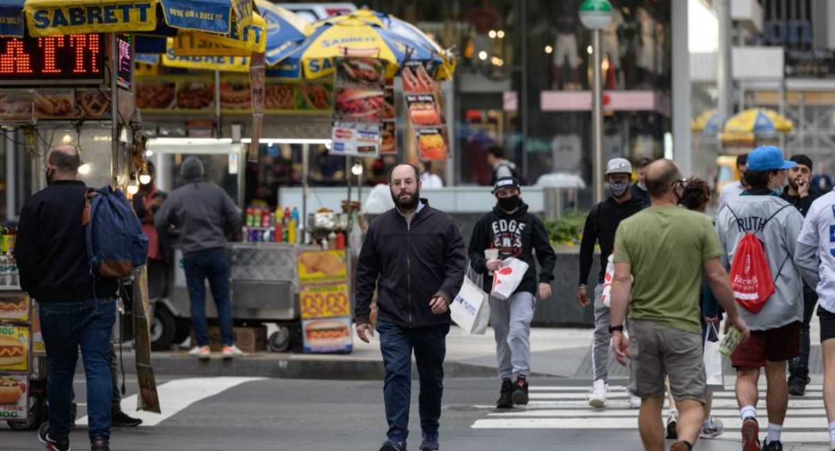 Los estadounidenses vacunados contra Covid-19 ya no necesitan enmascararse al aire libre cuando no hay multitud. (Foto: AFP)