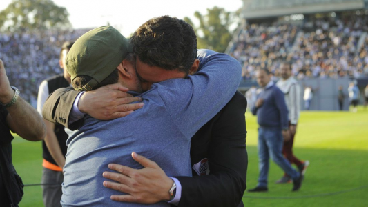 Te quiero mucho, hermano: el conmovedor abrazo entre Maradona y Gallardo antes de Gimnasia-River