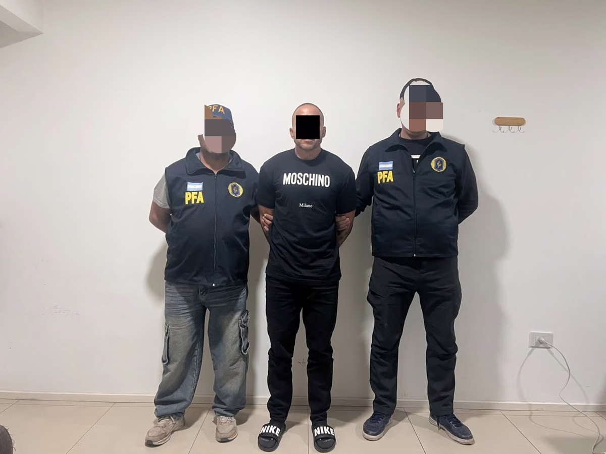 Hay tres detenidos y un sospechoso con pedido de captura internacional. (Foto: @AleMonteoliva)