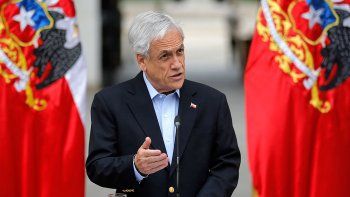 Piñera le pidió la renuncia a todos sus ministros. Levantan el toque de queda en Santiago.