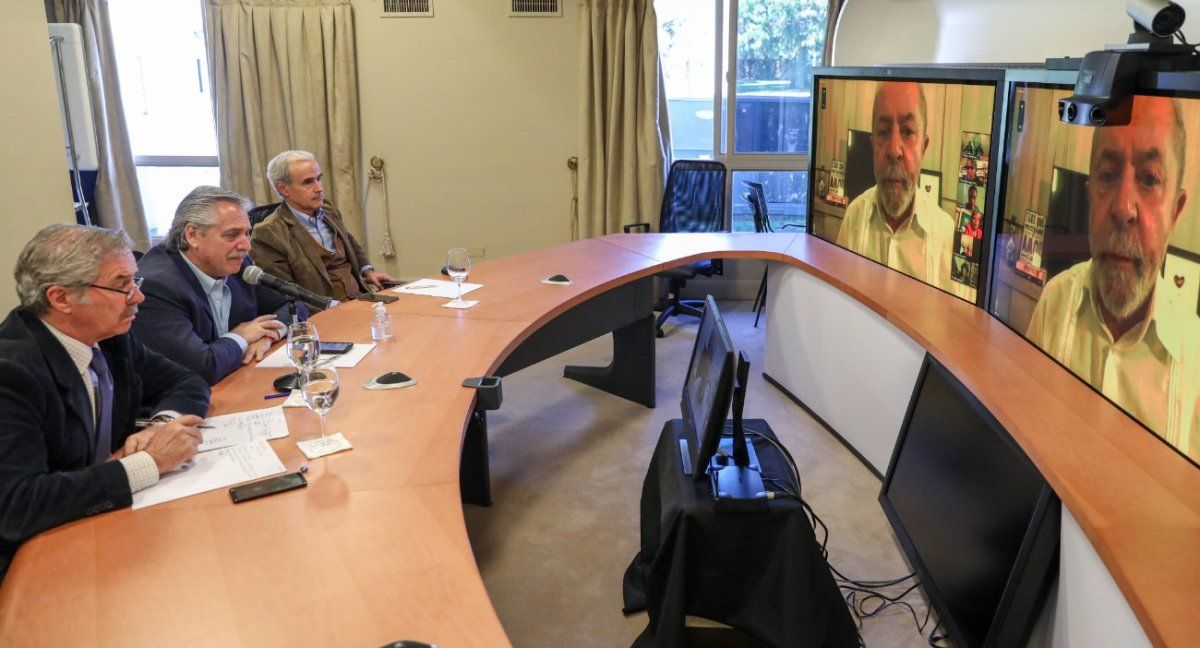 Alberto Fernández en comunicación con Lula de Silva.