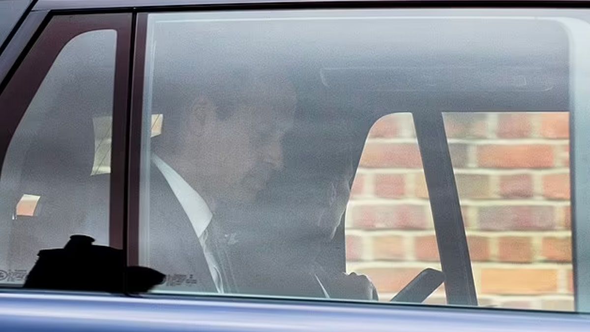 Este lunes, William, camino a la abadía de Westminster con una mujer a su lado. ¿Era Kate? (Foto: gentileza Daily Mail).