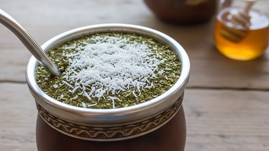No es solo por sabor: por qué recomiendan agregarle coco rallado al mate