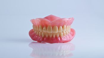 Increíble: un hombre británico perdió su dentadura postiza en España hace 11 años y la recuperó gracias a pruebas de ADN