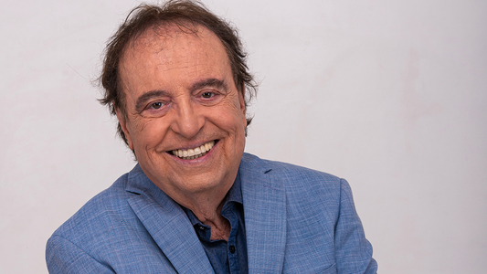 Dyango se disfrazó de cantante callejero en Once, pero su voz lo delató: la sorpresa de los vecinos