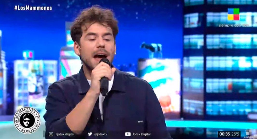 Fernando Dente se animó a cantar un repertorio popular en Los Mammones