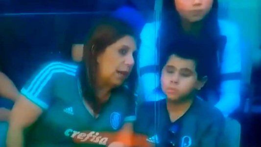 La imagen que conmueve a Brasil: una madre acompañó a su hijo ciego a la cancha para relatarle el partido
