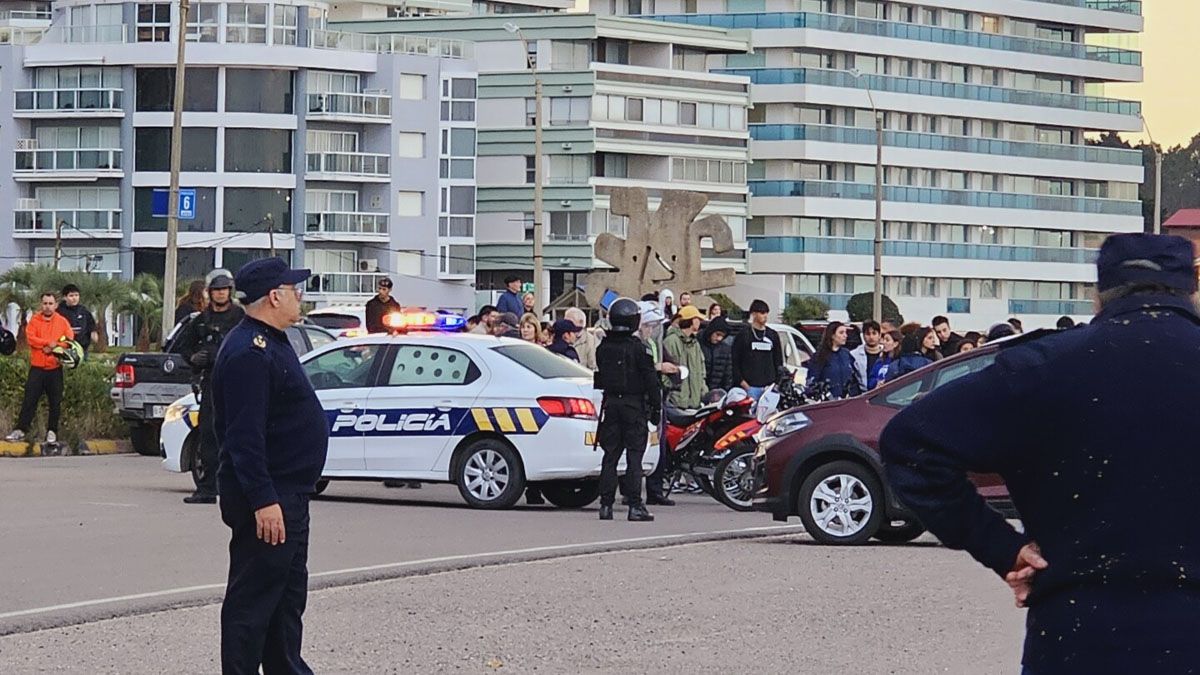 La policía de Maldonado cerró la zona de la Playa brava de Punta del Este, en donde hallaron el cuerpo de Valentina. (Foto: Gentileza El país.uy)  