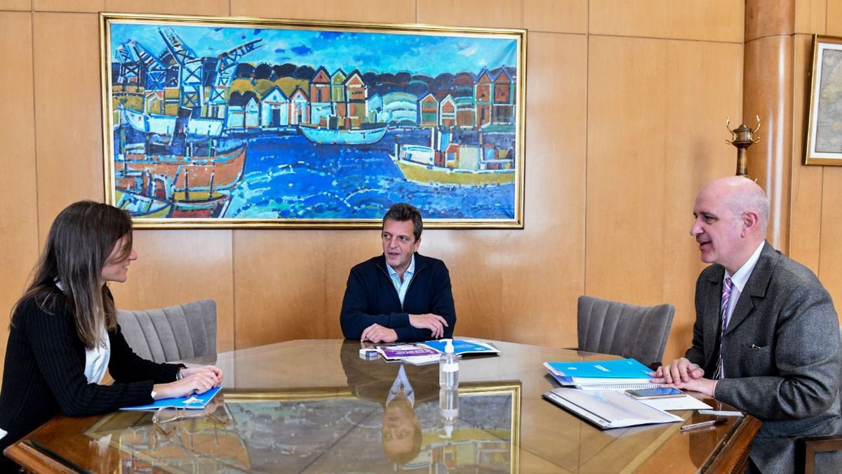 Sergio Massa y Raúl Rigo confirman congelamiento del gasto para todos los ministerios y el miércoles anuncian aumento para jubilados. Foto: Ministerio de Economía.