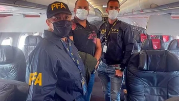 Leonardo Cositorto, el CEO de Generación Zoe, llegó este martes en la madrugada a la Argentina, luego de ser extraditado de República Dominicana (Foto: Policía Federal). Leonardo Cositorto, el CEO de Generación Zoe, llegó este martes en la madrugada a la Argentina, luego de ser extraditado de República Dominicana (Foto: Policía Federal).