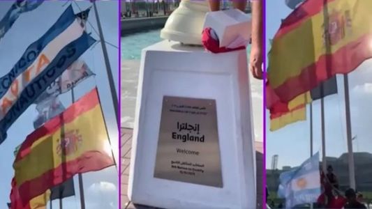 Incidentes en Doha: hinchas argentinos descolgaron la bandera inglesa e izaron una de Malvinas