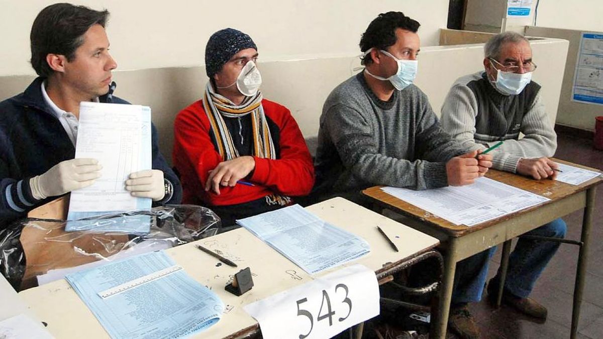 Podrán ser llamados para desarrollar tal función tanto los ciudadanos que se inscribieron en forma voluntaria como también aquellos que fueran notificados en forma oportuna si no hubiera anotadas suficientes personas para cubrir los cargos.