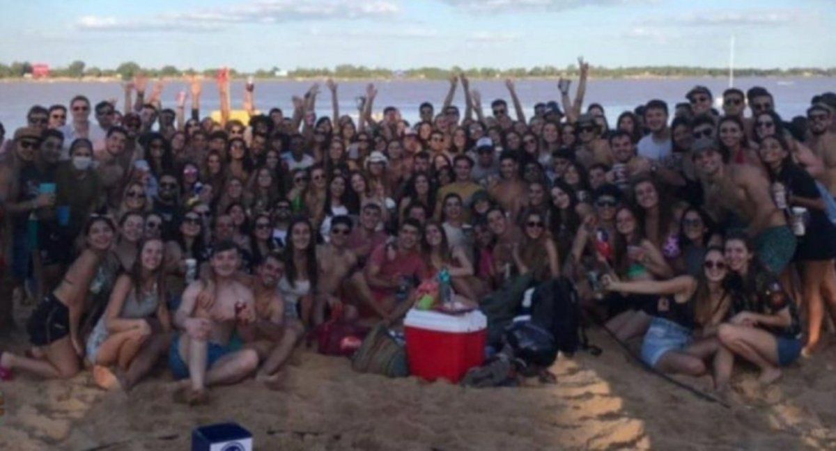 La foto del festejo de unos 200 estudiantes de la Facultad de Medicina de Rosario